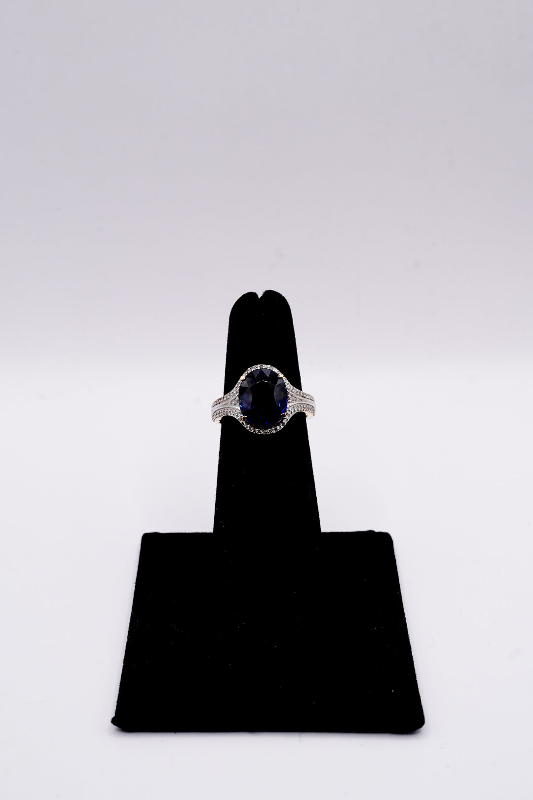 Oval Sapphire 18k White Gold Ring